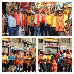 भागलपुर बिहार30 मार्च 2023*भगवान श्री राम की शोभायात्रा का प्रसाद, वैरायटी चौक पर स्वागत कर वितरण किया गया।