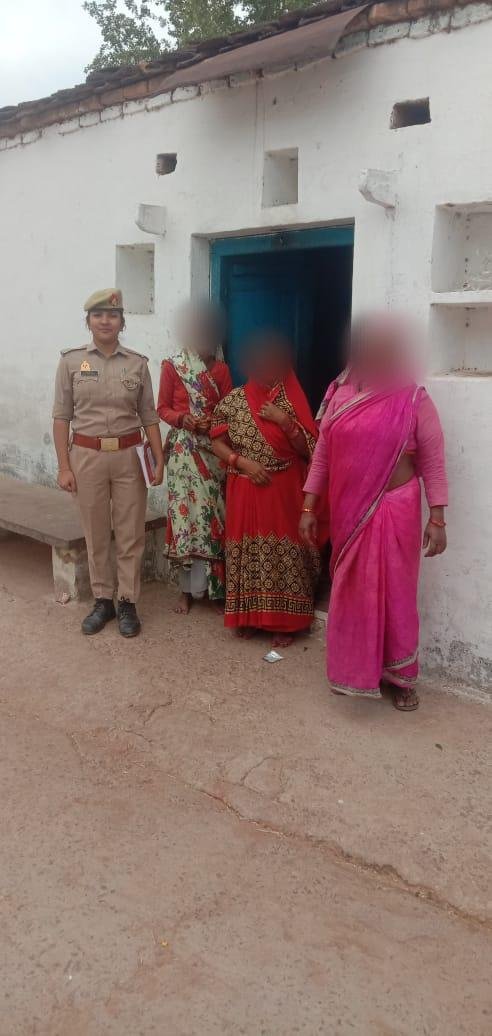 ललितपुर पुलिस 30 अप्रैल*नारी स्वावलंबन व सशक्तिकरण के लिये महिलाओं/छात्राओं को जागरुक कर