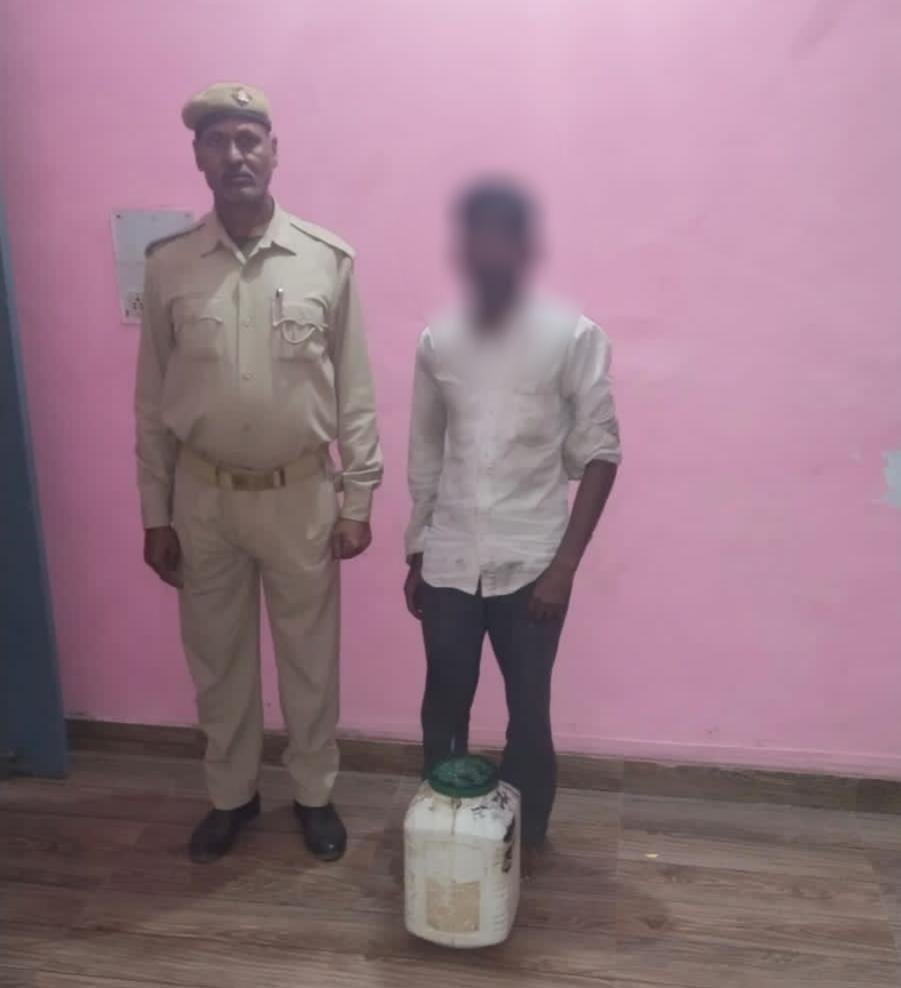 चित्रकूट02अप्रैल*थाना रैपुरा पुलिस टीम ने अभियुक्त को 10 लीटर कच्ची शराब के साथ गिरफ्तार किया* चित्रकूट02अप्रैल*थाना रैपुरा पुलिस टीम ने अभियुक्त को 10 लीटर कच्ची शराब के साथ गिरफ्तार किया*