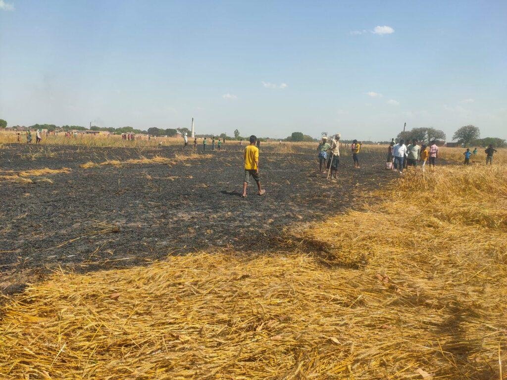 कौशांबी 03 मार्च*शार्ट सर्किट से खेत में लगी आग, गेहूं की खड़ी फसल जलकर हुई राख* कौशांबी 03 मार्च*शार्ट सर्किट से खेत में लगी आग, गेहूं की खड़ी फसल जलकर हुई राख*