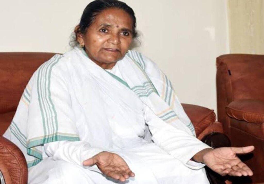 लखनऊ03अप्रैल*माध्यमिक शिक्षा मंत्री गुलाब देवी का बयान