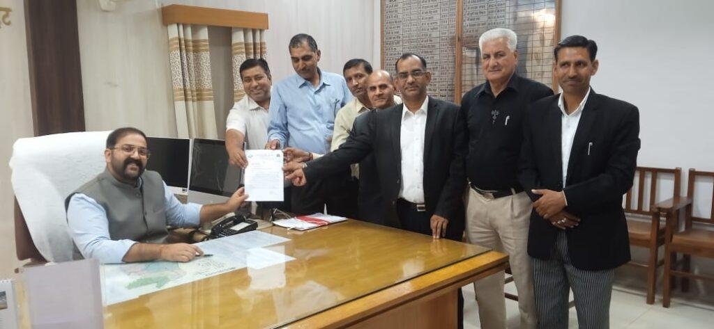 गंगानगर04अप्रैल*स्वास्थ्य अधिकार एक्ट को लागू करने के लिए अधिवक्ताओं ने मुख्यमंत्री के नाम डीएम को ज्ञापन दिया।