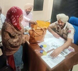 पंजाब04अप्रैल*रेलवे थाना के प्रभारी दर्शन सिंह व अन्य टीम ने महिला का पर्स लौटा कर दी ईमानदारी की मिसाल