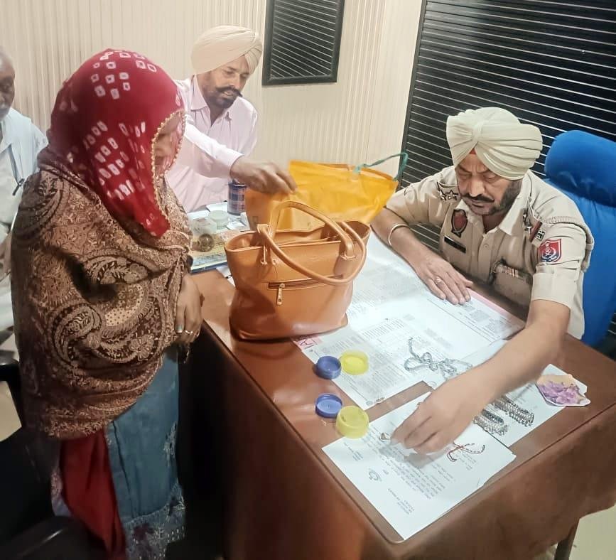 पंजाब04अप्रैल*रेलवे थाना के प्रभारी दर्शन सिंह व अन्य टीम ने महिला का पर्स लौटा कर दी ईमानदारी की मिसाल