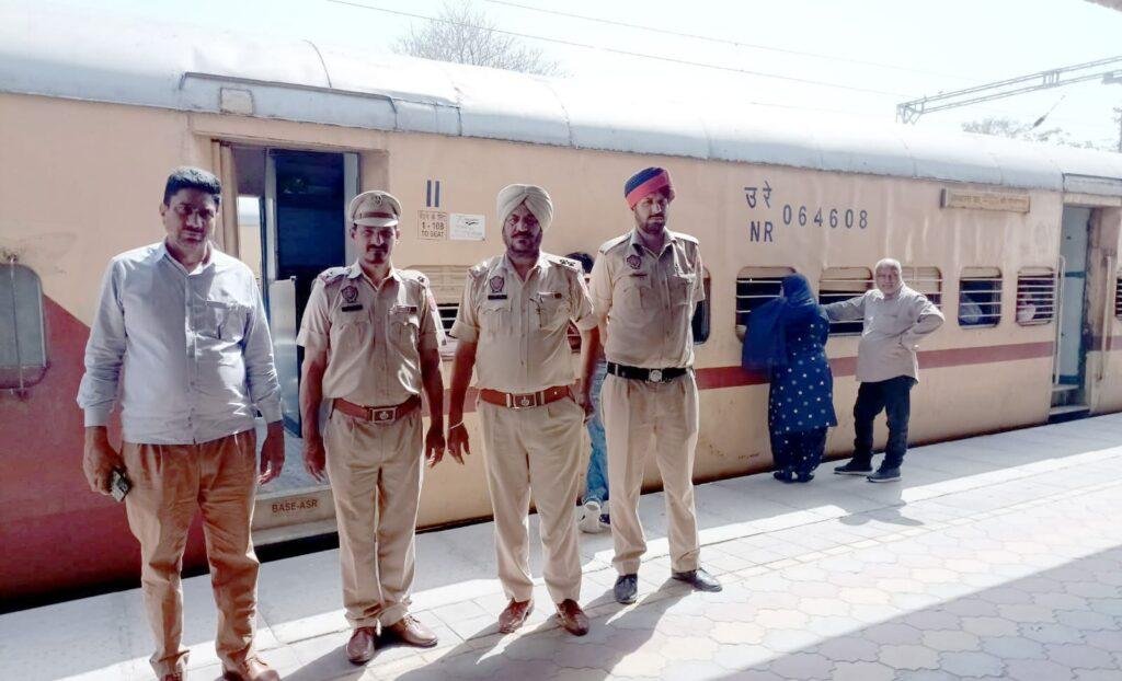 पंजाब04अप्रैल*रेलवे थाना अबोहर के प्रभारी दर्शन सिंह अपनी टीम के साथ रेलगाडिय़ों में की चैकिंग