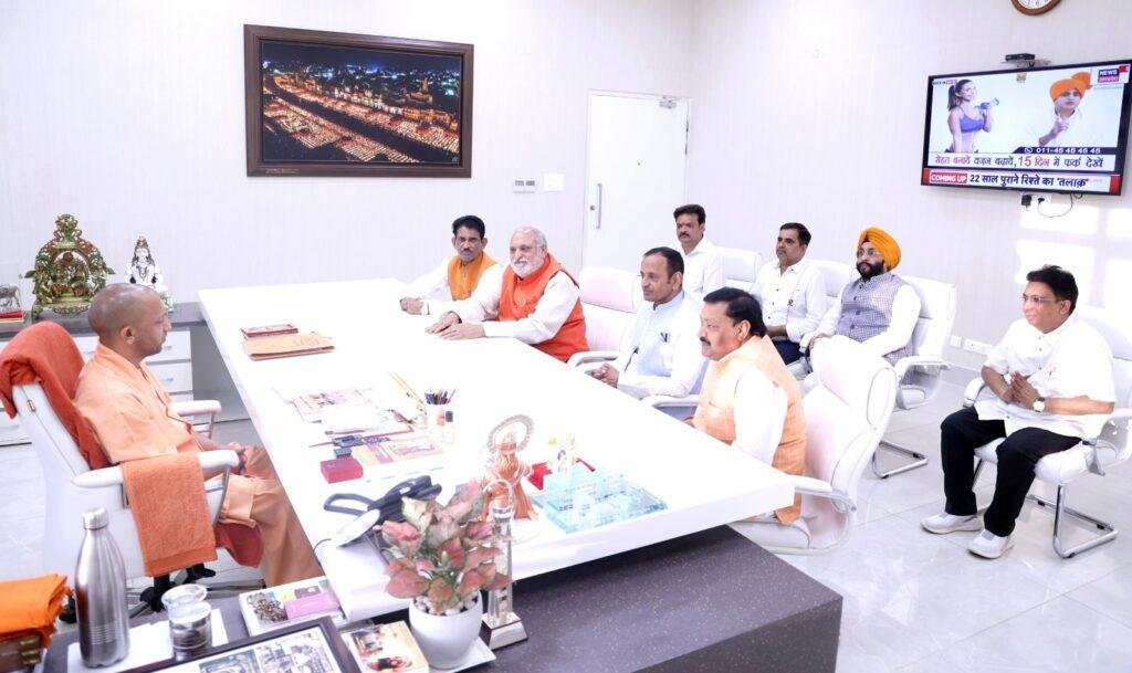 कानपुर04अप्रैल*अग्निकांड प्रभावित पीड़ित व्यापारियों का प्रतिनिधि मंडल मुख्यमंत्री से मिला।