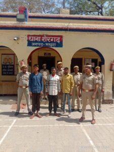 मथुरा05अप्रैल*थाना शेरगढ पुलिस द्वारा ट्रैक्टर , ट्राली चुराने वाले 03 अभियुक्तगणों को 01 चाकू सहित किया गिरफ्तार ।*