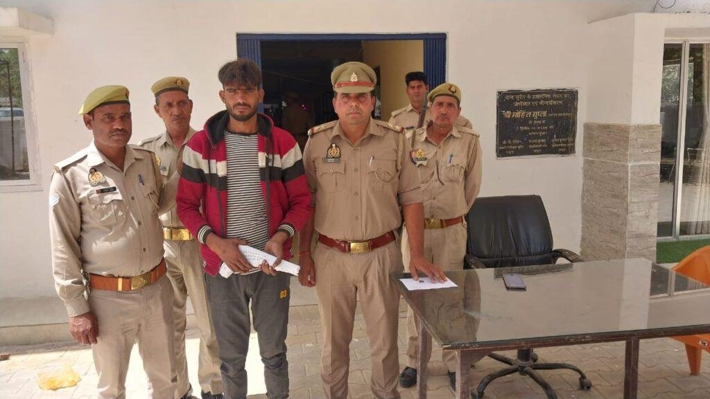 मथुरा 5 अप्रैल*थाना सुरीर जनपद मथुरा पुलिस द्वारा 01 व्यक्ति को 01 अदद तंमचा .12 बोर के साथ गिरफ्तार किया गया ।*