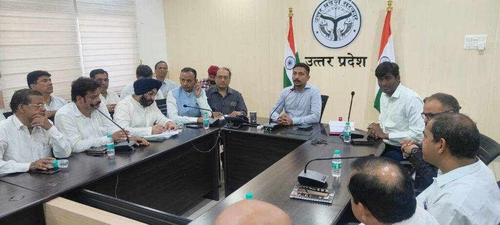 कानपुर नगर 6 अप्रैल* अग्निकांड प्रभावित परिवारों के बच्चों की शिक्षा के संबंध में की गई आवश्यक बैठक।