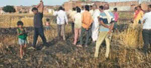 कौशाम्बी07अप्रैल*2 किसानों के खेत में लगी आग लाखों की फसल जलकर खाक*