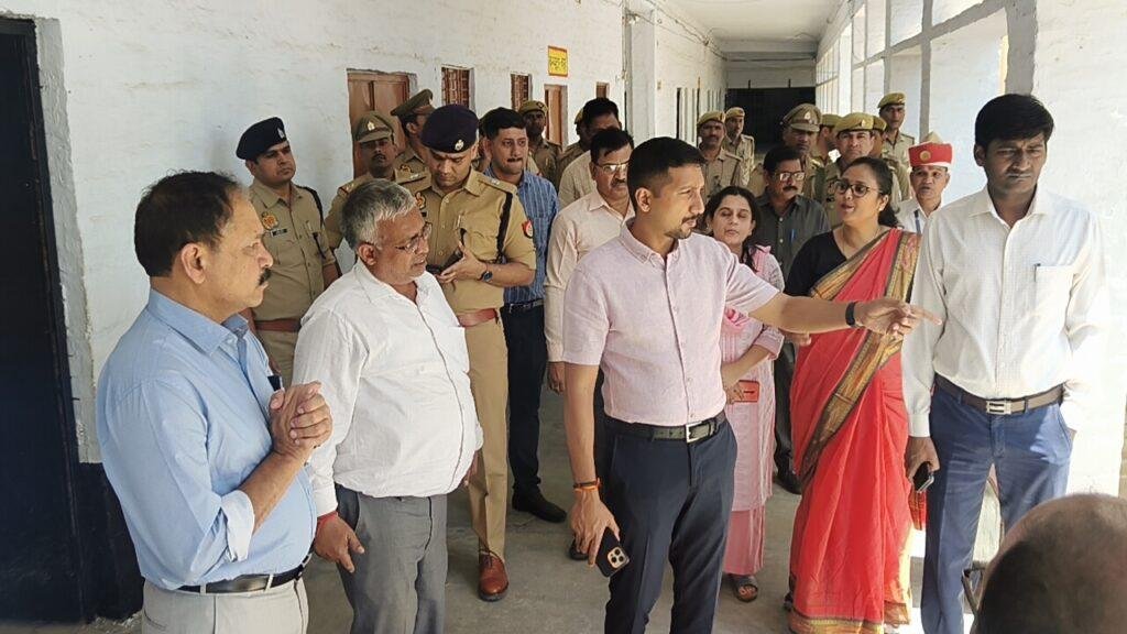 कानपुर नगर07अप्रैल*डीएम व पुलिस कमिश्नर ने स्ट्रांग रूम ,पोलिंग पार्टी रवाना स्थल, मतगणना स्थल एवं पार्किंग स्थल का निरीक्षण किया।