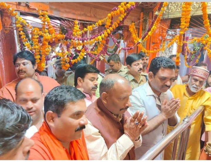 कौशाम्बी08अप्रैल*माननीय कैबिनेट मंत्री श्री अशीम अरूण ने मां शीतला के दर्शन किये। कौशाम्बी08अप्रैल*माननीय कैबिनेट मंत्री श्री अशीम अरूण ने मां शीतला के दर्शन किये।