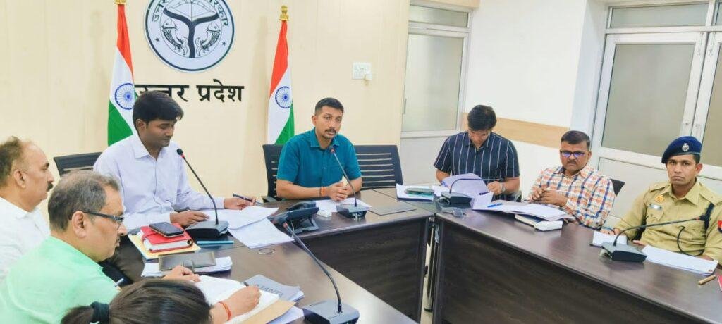 कानपुर10अप्रैल*नियुक्त प्रभारी/सहायक प्रभारी अधिकारियों के साथ एक बैठक कलेक्ट्रेट सभागार में संपन्न हुई।