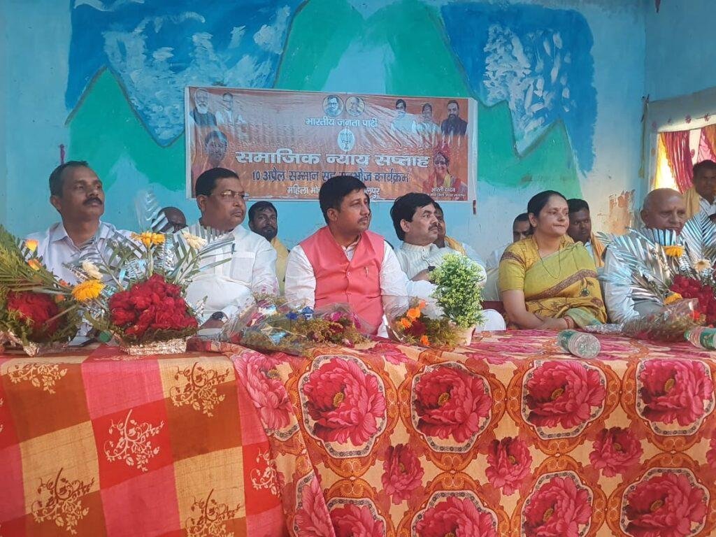 भागलपुर बिहार10अप्रैल*जिला महिला मोर्चा के द्वारा सम्मान सह सहभोज कार्यक्रम आयोजित किया गया।