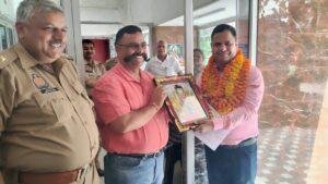 कानपुर11अप्रैल*चौकी प्रभारी के स्थानांतरण पर पनकी प्रभारी निरीक्षक ने दी विदाई*