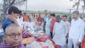 भागलपुर12अप्रैल*पूर्व भाजपा जिलाध्यक्ष ने अग्निपीड़ितों को खाद्य सामग्री एवम कपड़ा आदि वितरित किए।