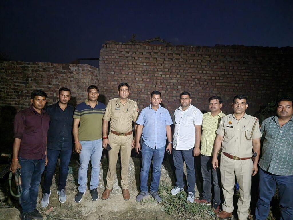 मथुरा12अप्रैल*थाना बरसाना पुलिस व एसओजी की संयुक्त टीम द्वारा 24 घण्टे के अन्दर हत्या की घटना का सफल अनावरण
