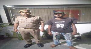 मथुरा 14 अप्रैल*थाना गोविन्दनगर पुलिस द्वारा एक व्यक्ति को अवैध शराब बिक्री करते समय 25 ली0 अवैध देशी शराब सहित किया गिरफ्तार ।*