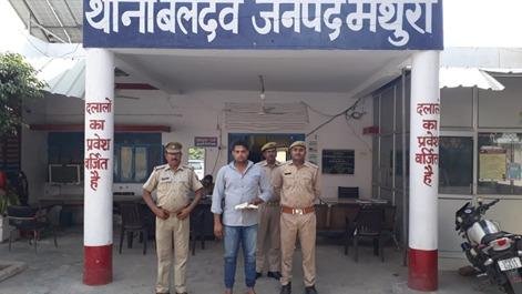 *मथुरा14अप्रैल*थाना बल्देव पुलिस द्वारा 01 अभियुक्त को अवैध तमन्चा व 02 जिन्दा कारतूस सहित गिरफ्तार कर जेल भेजा ।*
