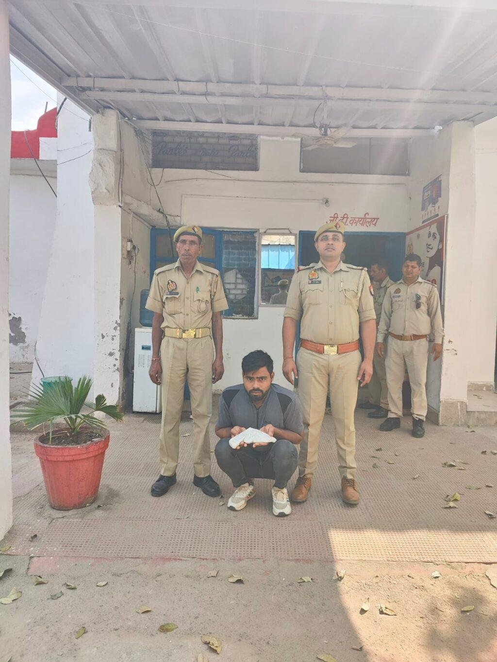 मथुरा 15 अप्रैल*थाना कोसीकलाँ पुलिस द्वारा गश्त व चैकिंग के दौरान एक अभियुक्त मय अवैध असलाह के गिरफ्तार*