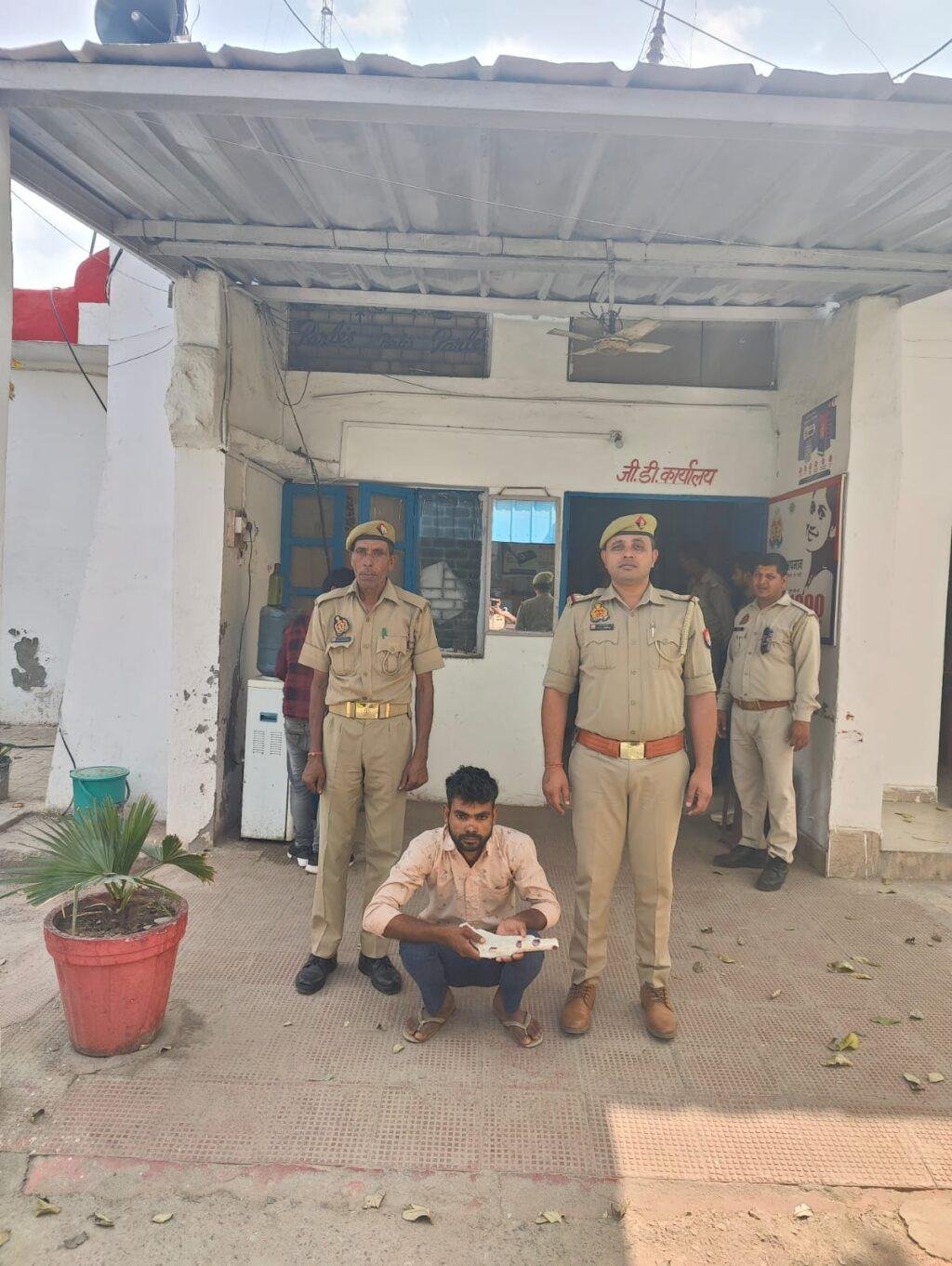 मथुरा 15 अप्रैल *थाना कोसीकलाँ पुलिस द्वारा गश्त व चैकिंग के दौरान एक अभियुक्त मय अवैध असलाह के गिरफ्तार*