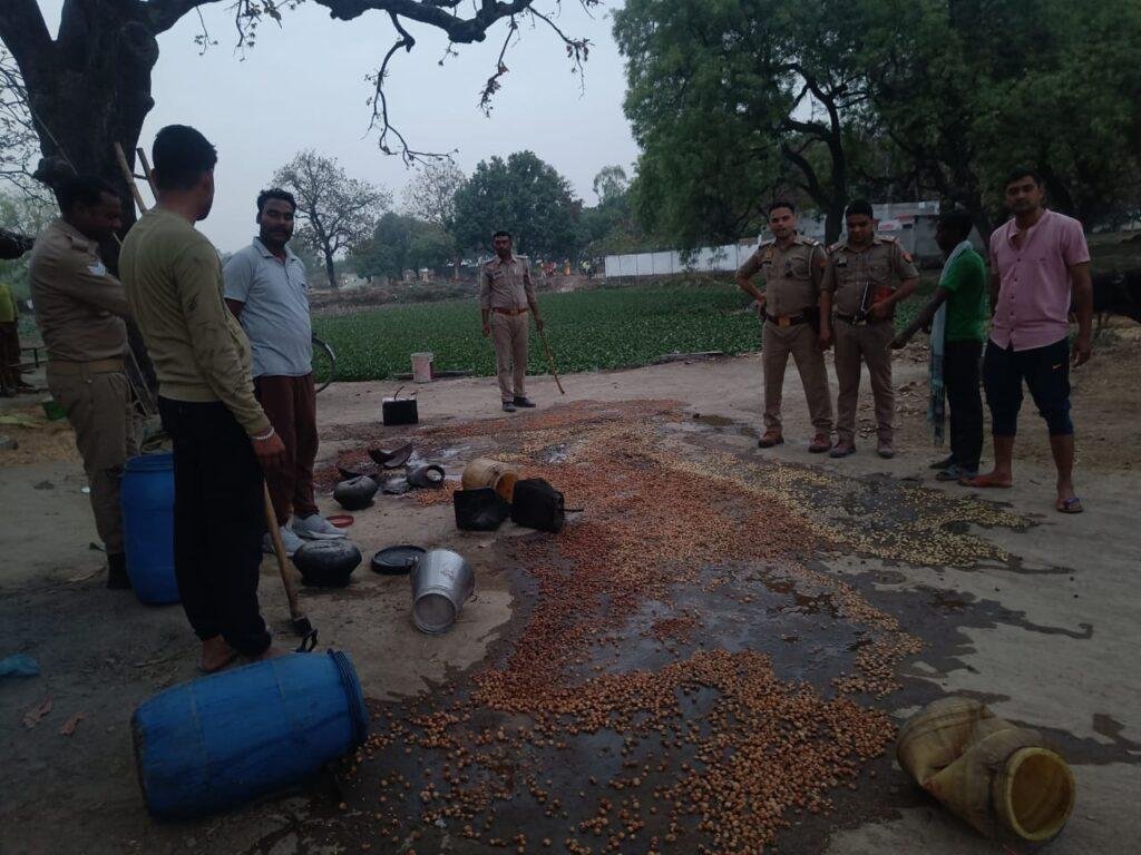 कौशांबी 15 अप्रैल*चायल चौकी पुलिस ने पकड़ी 10 लीटर कच्ची शराब , 4 कुंटल लहन को किया नष्ट*_ कौशांबी 15 अप्रैल*चायल चौकी पुलिस ने पकड़ी 10 लीटर कच्ची शराब , 4 कुंटल लहन को किया नष्ट*_