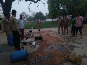 कौशांबी 15 अप्रैल*चायल चौकी पुलिस ने पकड़ी 10 लीटर कच्ची शराब , 4 कुंटल लहन को किया नष्ट*_