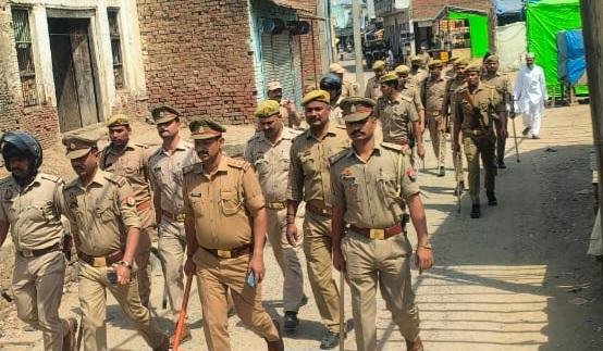 कानपुर16अप्रैल*चिलचिलाती धूप में शांत वातावरण बनाने के लिए पुलिस ने किया फ्लैग मार्च