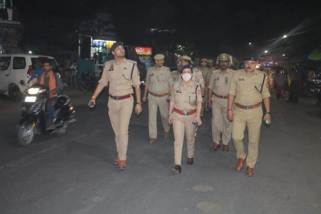 चित्रकूट 16 अप्रैल* पुलिस अधीक्षक द्वारा पैदल गस्त कर आमजनमानस से वार्ता कर सुरक्षा का एहसास कराया*