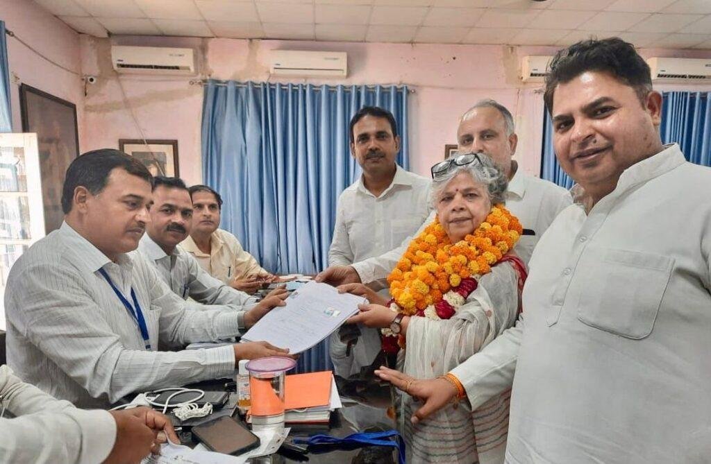 लखनऊ17अप्रैल*समाजवादी पार्टी की महापौर प्रत्याशी वंदना मिश्रा ने नामांकन पत्र दाखिल किया।