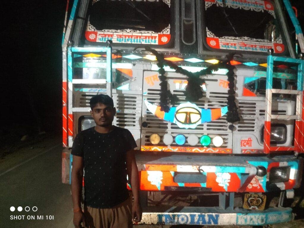 चित्रकूट17अप्रैल*यातायात पुलिस द्वारा रात्रि में भारी वाहनों की चेकिंग की गयी*