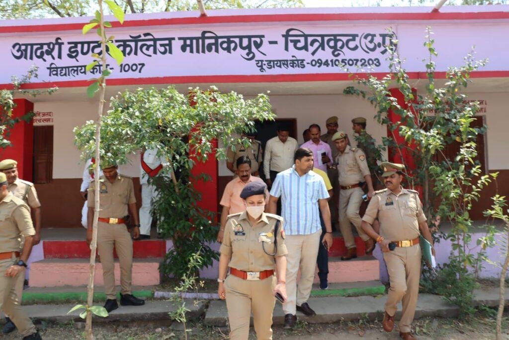 चित्रकूट17अप्रैल*चित्रकूट डीएम व एसपी द्वारा आगामी निकाय चुनाव के दृष्टिगत विभिन्न विद्यालयों के बूथों का किया गया निरीक्षण*