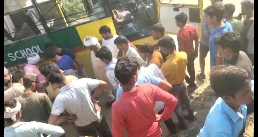 आगरा18अप्रैल*घर के बाहर खेल रहे मासूम को स्कूल बस ने रौंदा आगरा18अप्रैल*घर के बाहर खेल रहे मासूम को स्कूल बस ने रौंदा