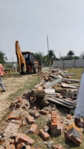 लखनऊ18अप्रैल*एलडीए ने किसान पथ के पास 5 बीघा जमीन पर की जा रही अवैध प्लॉटिंग के ध्वस्तीकरण की कार्रवाई की।
