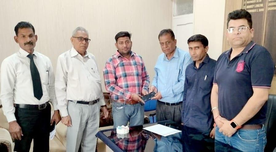 पंजाब18अप्रैल*एडवोकेट गौरी शंकर ने गिरा हुआ मोबाइल लौटा कर दी ईमानदारी की मिसाल पंजाब18अप्रैल*एडवोकेट गौरी शंकर ने गिरा हुआ मोबाइल लौटा कर दी ईमानदारी की मिसाल