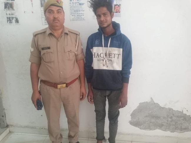 मथुरा18अप्रैल*थाना वृन्दावन पुलिस द्वारा जीरो ड्रग्स अभियान के तहत 22 क्वार्टर अवैध शराब के साथ एक व्यक्ति को किया गिरफ्तार ।*