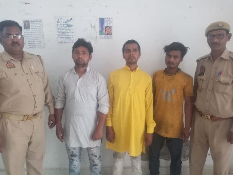 मथुरा18अप्रैल*वृन्दावन पुलिस द्वारा चोरी की योजना बनाते हुए 03 नफर अभियुक्त मय 03 चाकू के साथ किया गिरफ्तार-*
