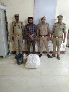 मथुरा18अप्रैल*थाना गोवर्धन पुलिस द्वारा एक नफर शराब तस्कर हरियाणा प्रान्त की अपमिश्रित शऱाब के साथ किया गिरफ्तार-*
