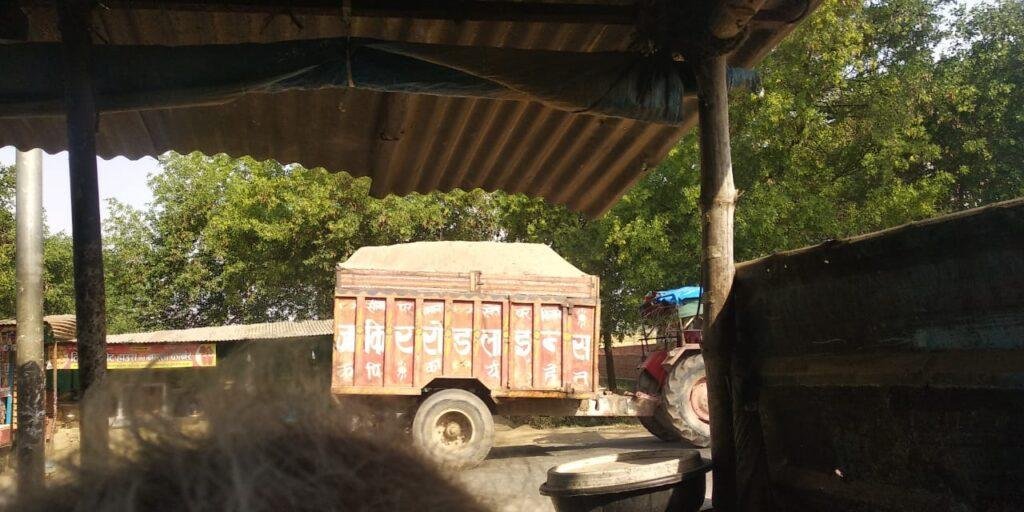 कौशाम्बी19अप्रैल*अवैध खनन और ओवरलोड परिवहन के मामले में आंखों पर पट्टी बांधे है चायल सर्किल के जिम्मेदार*