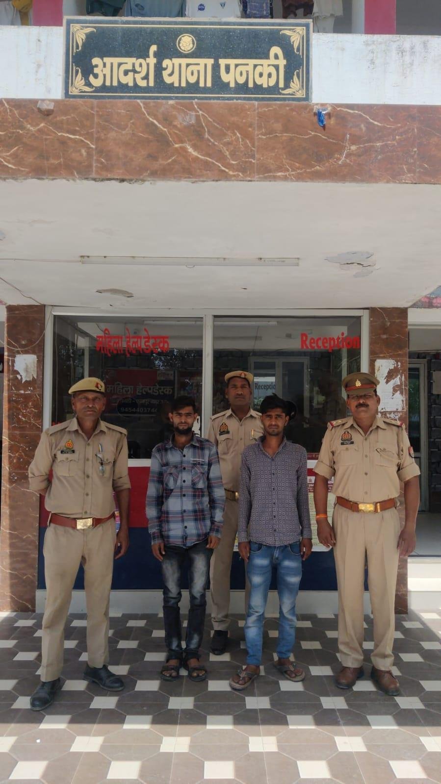 कानपुर19अप्रैल*पनकी के पंचमुखी हनुमान धाम मंदिर में चोरी करते दो चोर हुए गिरफ्तार* कानपुर19अप्रैल*पनकी के पंचमुखी हनुमान धाम मंदिर में चोरी करते दो चोर हुए गिरफ्तार*