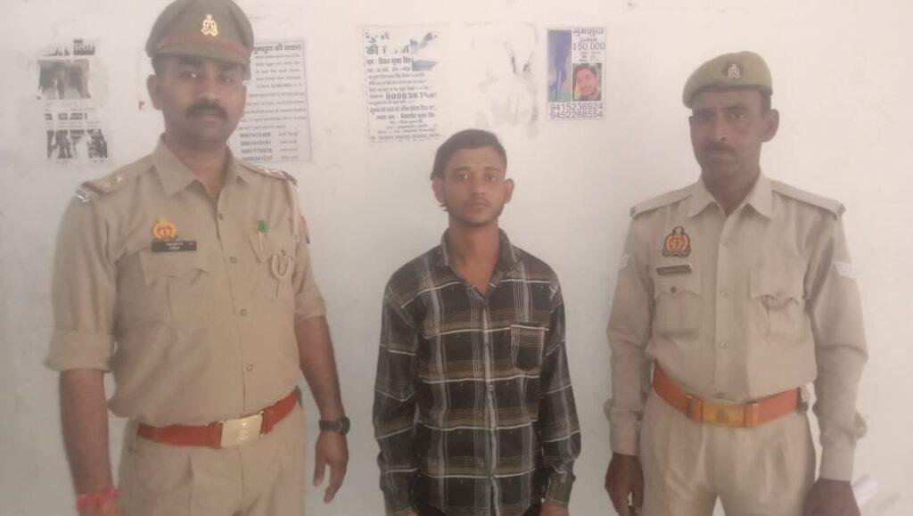 मथुरा20अप्रैल*थाना वृन्दावन पुलिस द्वारा एक अदद अवैध तमंचा के साथ एक अभियुक्त को किया गिरफ्तार, भेजा जेल ।