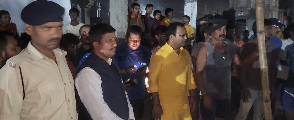 भागलपुर20अप्रैल*तिलकामांझी के सच्चिदानंद कॉलोनी में अगलगी पीड़ित परिवार से मिले भाजपा जिला अध्यक्ष।