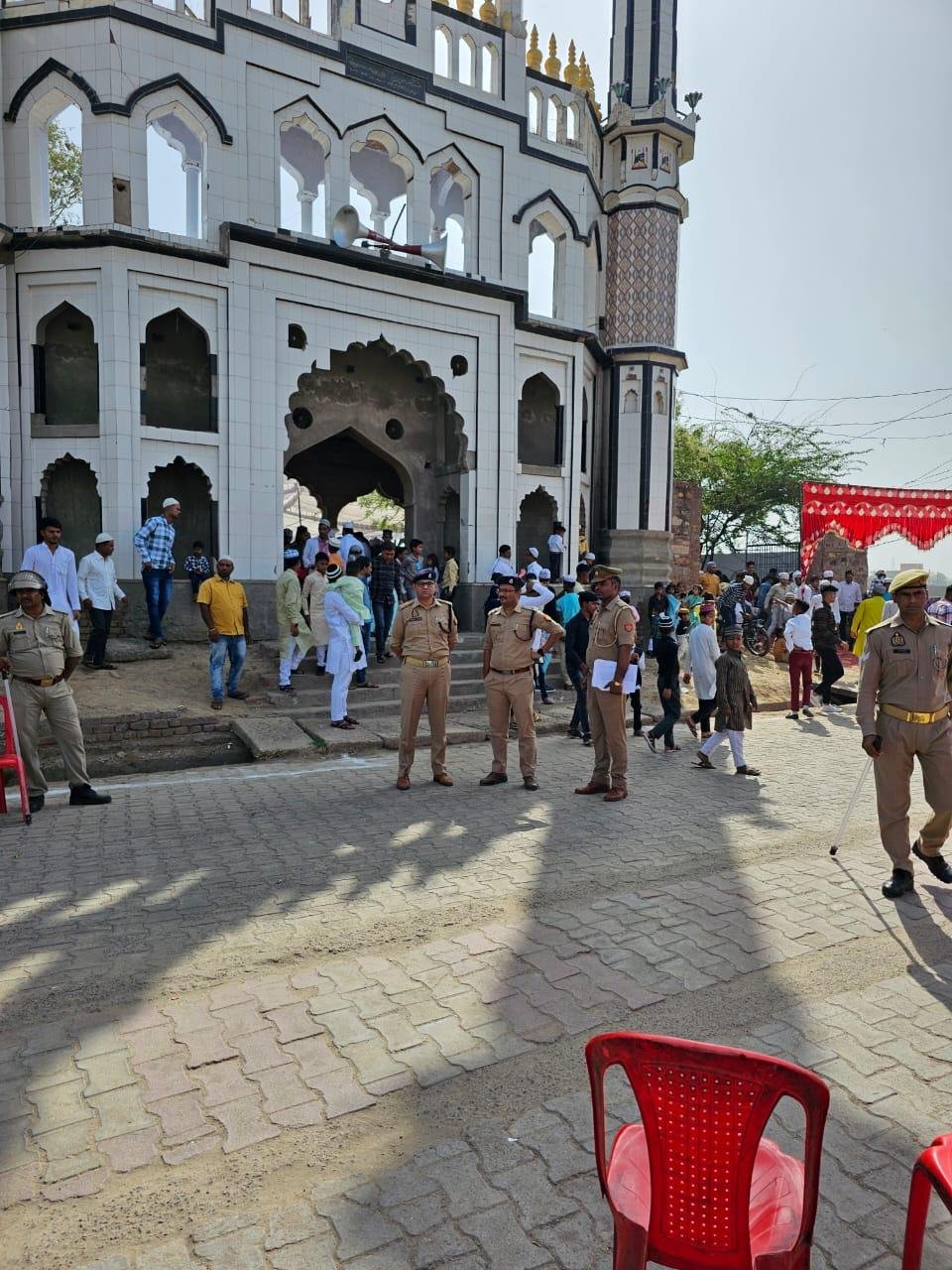 मथुरा22अप्रैल*श्रीमान अपर पुलिस अधीक्षक ग्रामीण मथुरा व श्रीमान क्षेत्राधिकारी छाता द्वारा ईद के पर्व के दृष्टिगत की सुरक्षा व्यवस्था की चेकिंग। मथुरा22अप्रैल*श्रीमान अपर पुलिस अधीक्षक ग्रामीण मथुरा व श्रीमान क्षेत्राधिकारी छाता द्वारा ईद के पर्व के दृष्टिगत की सुरक्षा व्यवस्था की चेकिंग।