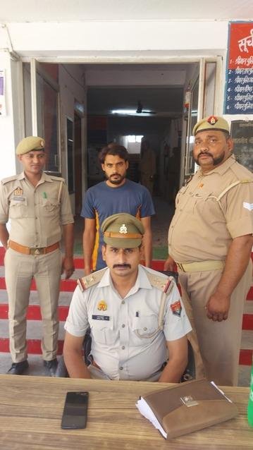 मथुरा22अप्रैल*थाना जमुनापार पुलिस द्वारा पोक्सो एक्ट में वाछित अभियुक्त को गिरफ्तार किया-*