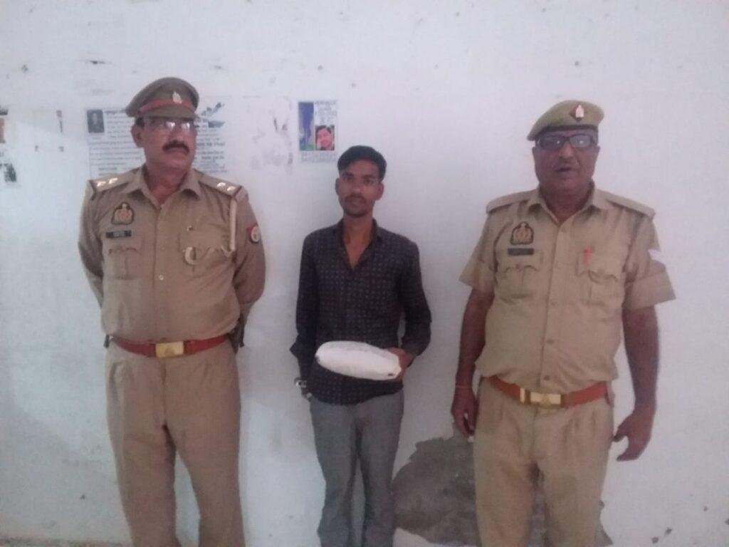 चित्रकूट22अप्रैल*थाना वृन्दावन पुलिस द्वारा जीरो ड्रग्स अभियान के तहत 740 ग्राम गांजा के साथ एक अभियुक्त को किया गिरफ्तार ।*