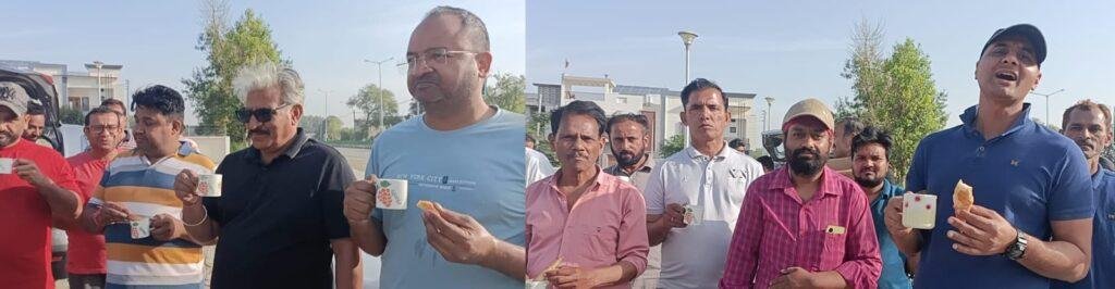 पंजाब22अप्रैल*दिव्य ज्योति जागृति संस्था ने किया चाय का प्रबंध, संजीव चाहर ने नाश्ते के लिए पनीर पकौड़े व कचौरी का लंगर लगाया पंजाब22अप्रैल*दिव्य ज्योति जागृति संस्था ने किया चाय का प्रबंध, संजीव चाहर ने नाश्ते के लिए पनीर पकौड़े व कचौरी का लंगर लगाया