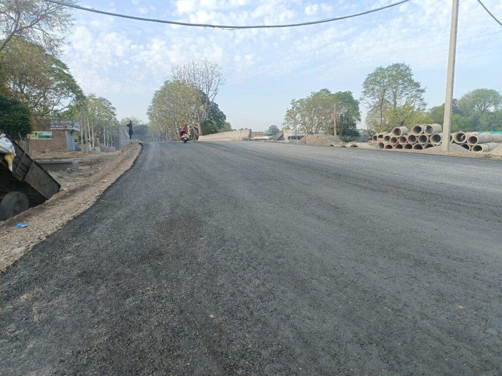 पंजाब22अप्रैल*हनुमानगढ़ पुल के नीचे सडक़ बनने से लोगों ने ली राहत की सांस। पंजाब22अप्रैल*हनुमानगढ़ पुल के नीचे सडक़ बनने से लोगों ने ली राहत की सांस।