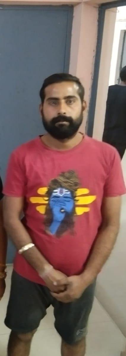 मथुरा22अप्रैल*थाना सदर बाजार पुलिस द्वारा अवैध शराब बेचने वाले 01 अभियुक्त को किया गिरफ्तार, 25 लीटर अवैध कच्ची शराब बरामद ।*