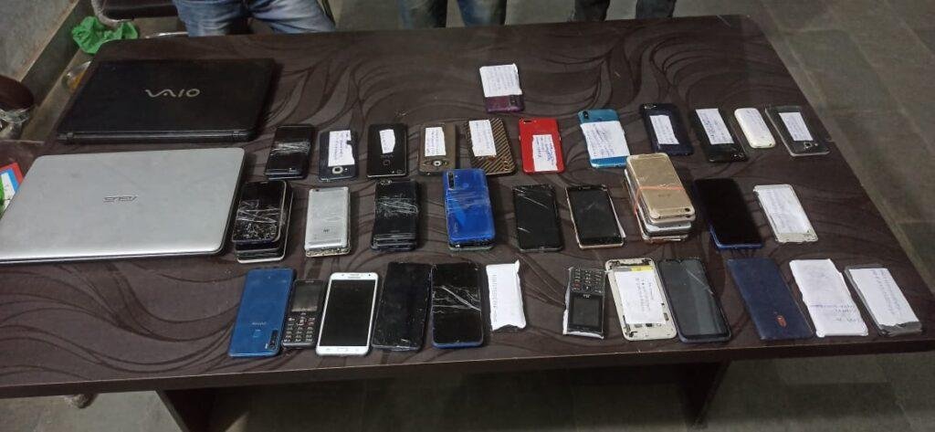 भागलपुर23अप्रैल*कोतवाली थानान्तर्गत स्टेशन चौक के पास चोरी के मोबाईल के साथ एक व्यक्ति बंटी कुमार को पकड़ा गया।