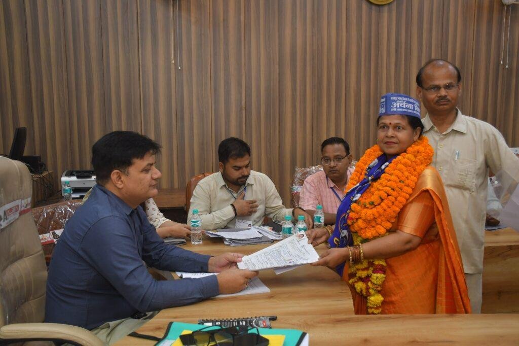 कानपुर23अप्रैल*नगर निगम महापौर पद हेतु बहुजन समाजवादी पार्टी की प्रत्याशी श्रीमती अर्चना निषाद ने नामांकन कराया। कानपुर23अप्रैल*नगर निगम महापौर पद हेतु बहुजन समाजवादी पार्टी की प्रत्याशी श्रीमती अर्चना निषाद ने नामांकन कराया।